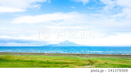 夏の北海道稚内市抜海近くから見た日本海に浮かぶ利尻富士の風景 夏の北海道稚内市抜海近くから見た日本海に浮かぶ利尻富士の風景 141379309