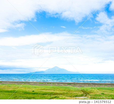 夏の北海道稚内市抜海近くから見た日本海に浮かぶ利尻富士の風景 夏の北海道稚内市抜海近くから見た日本海に浮かぶ利尻富士の風景 141379312