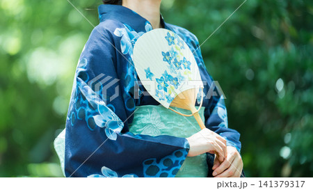 日本の夏・浴衣姿の日本人女性 141379317