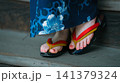 日本の夏・浴衣姿の女性の足元 141379324
