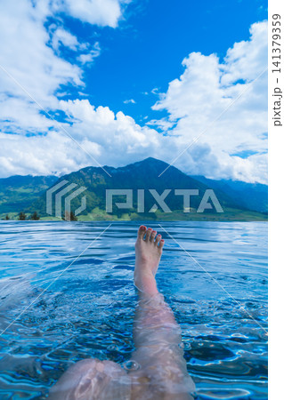スイスのプールから山と湖を見下ろす 141379359