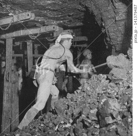 古写真 1951年 福岡県大牟田市 三井三池炭鉱の切羽(採炭現場)でのつるはし採炭 古写真 1951年 福岡県大牟田市 三井三池炭鉱の切羽(採炭現場)でのつるはし採炭 141379487