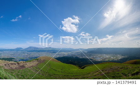 大観峰から一望する阿蘇谷の田園と阿蘇五岳のパノラマ景観，熊本県 141379491