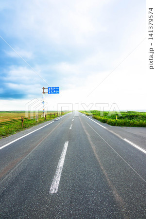 夏の北海道道北地方にある天塩町近くの道道106号線の風景 夏の北海道道北地方にある天塩町近くの道道106号線の風景 141379574