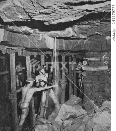 古写真 1951年 福岡県大牟田市 三井三池炭鉱の切羽(採炭現場) 古写真 1951年 福岡県大牟田市 三井三池炭鉱の切羽(採炭現場) 141379777