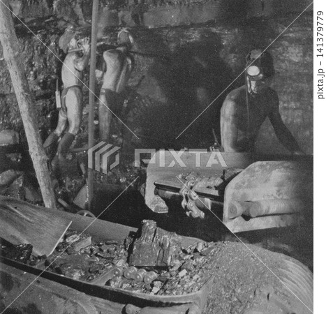 古写真 1951年 福岡県大牟田市 三井三池炭鉱の切羽(採炭現場)のローダーとベルトコンベア 古写真 1951年 福岡県大牟田市 三井三池炭鉱の切羽(採炭現場)のローダーとベルトコンベア 141379779