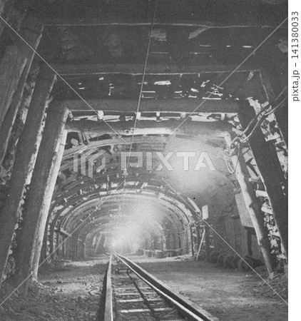 古写真　1951年　日本国内の炭鉱の坑道 141380033