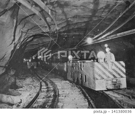 古写真 1951年 福岡県大牟田市 三井三池炭鉱の坑道のトロッコ 古写真 1951年 福岡県大牟田市 三井三池炭鉱の坑道のトロッコ 141380036