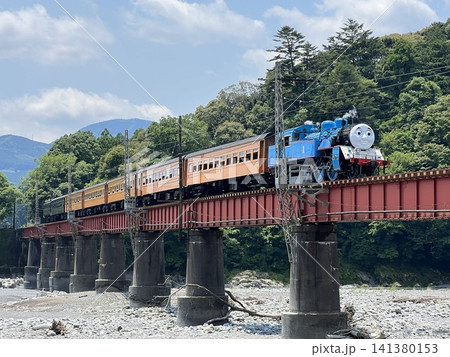 鉄橋を渡る蒸気機関車2 141380153