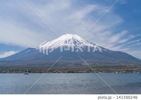 山中湖湖畔から望む富士山の春の風景 山中湖湖畔から望む富士山の春の風景 141380246