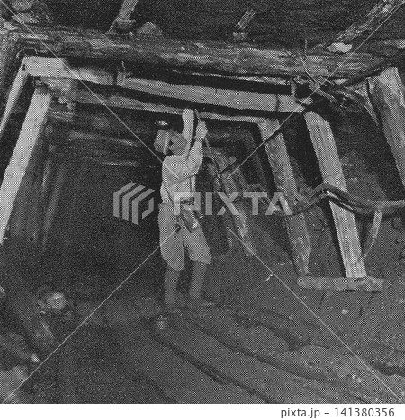 古写真　1951年　日本国内の炭鉱　坑道の点検作業 141380356
