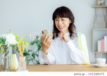 スマホを見るミドルシニア女性 スマホを見るミドルシニア女性 141380473