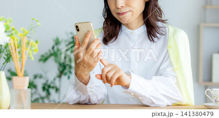 スマホを見るミドルシニア女性 スマホを見るミドルシニア女性 141380479