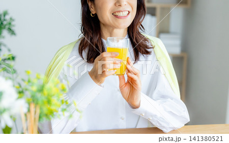 笑顔でジュースを飲む女性 141380521