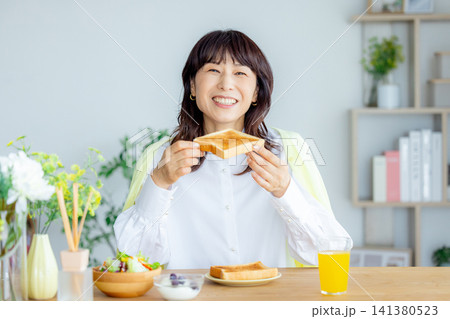 朝ごはんを食べる女性 朝ごはんを食べる女性 141380523