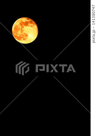 夜空に浮かぶ満月のスーパームーン 141380747