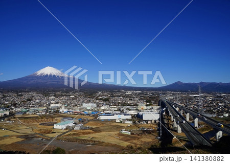 快晴の空に富士山と愛鷹山が映え、そこへ新東名高速が走る風景 1月富士山2270富士宮市街と新東名高速 快晴の空に富士山と愛鷹山が映え、そこへ新東名高速が走る風景 1月富士山2270富士宮市街と新東名高速 141380882