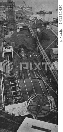 古写真　1951年　長崎の軍艦島　端島炭坑の選炭場（現役で稼働していた頃） 141381480