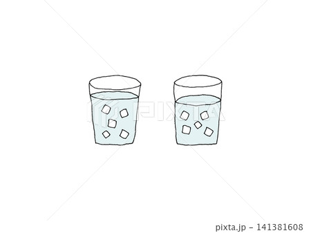 氷が入っているグラスの手描きイラスト（水色） 141381608
