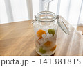 梅酒の材料にホワイトリカーを注いでいる 141381815