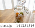 梅酒の材料にホワイトリカーを注いでいる 141381816