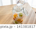 梅酒の材料にホワイトリカーを注いでいる 141381817