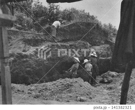 古写真 1951年 福岡県の筑豊炭田 質の悪い露頭炭を掘り出す人々 古写真 1951年 福岡県の筑豊炭田 質の悪い露頭炭を掘り出す人々 141382321