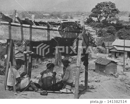 古写真　1951年　福岡県の筑豊炭田　小規模炭鉱の原始的な休憩所 141382514
