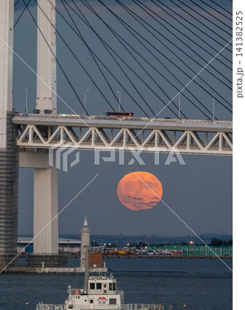 夕暮れのベイブリッジと月 141382525