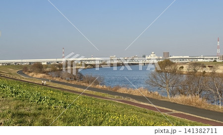 Empty riverside cycling path under a cloudless sky Empty riverside cycling path under a cloudless sky 141382711