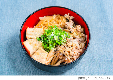 豚肉と豆腐の肉豆腐丼 しらたきとしめじ入り 豚肉と豆腐の肉豆腐丼 しらたきとしめじ入り 141382935