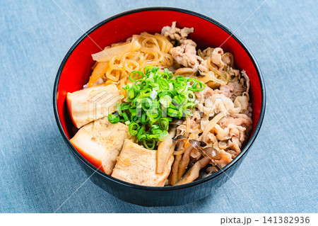 豚肉と豆腐の肉豆腐丼 しらたきとしめじ入り 豚肉と豆腐の肉豆腐丼 しらたきとしめじ入り 141382936