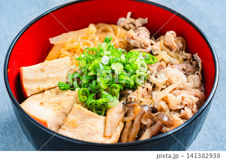 豚肉と豆腐の肉豆腐丼 しらたきとしめじ入り 豚肉と豆腐の肉豆腐丼 しらたきとしめじ入り 141382938