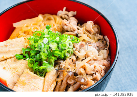 豚肉と豆腐の肉豆腐丼 しらたきとしめじ入り 豚肉と豆腐の肉豆腐丼 しらたきとしめじ入り 141382939
