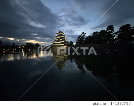 松本城の夜景 141383796