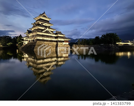 松本城の夜景 141383799