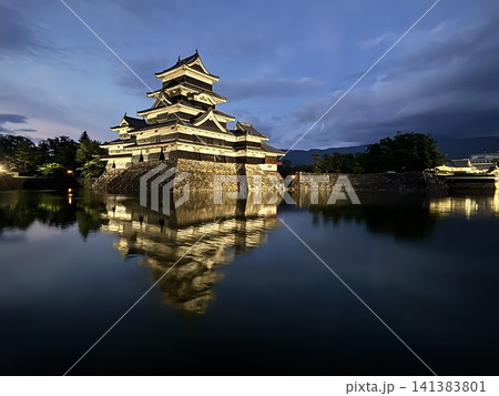 松本城の夜景 141383801
