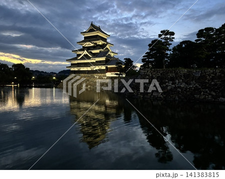 松本城の夜景 141383815