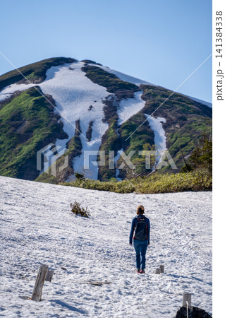 初夏の火打山 残雪と登山者(2026年6月) 初夏の火打山 残雪と登山者(2026年6月) 141384338