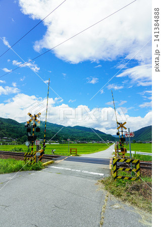 夏休みに見つけた踏切と青空 夏休みに見つけた踏切と青空 141384888