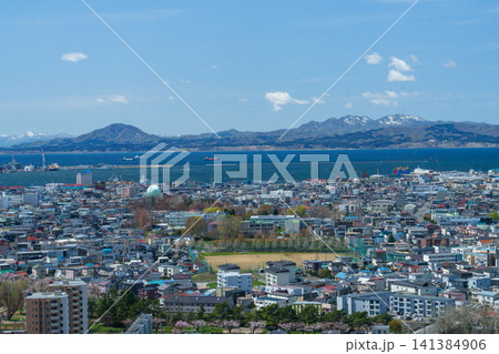 北海道函館 五稜郭タワーから望む函館市街と函館湾の春景色 観光素材 北海道函館 五稜郭タワーから望む函館市街と函館湾の春景色 観光素材 141384906