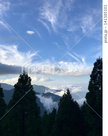 雲海に浮かぶ山々 雲海に浮かぶ山々 141385101