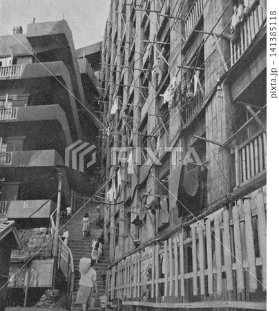 古写真 1951年 長崎の軍艦島 日給住宅16号棟前の地獄段(端島炭坑が現役で稼働していた頃) 古写真 1951年 長崎の軍艦島 日給住宅16号棟前の地獄段(端島炭坑が現役で稼働していた頃) 141385118