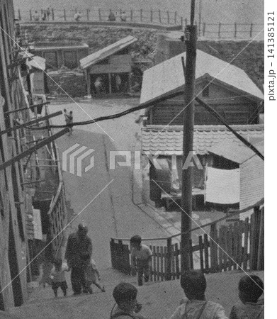 古写真 1951年 長崎の軍艦島 日給住宅16号棟前の地獄段(端島炭坑が現役で稼働していた頃) 古写真 1951年 長崎の軍艦島 日給住宅16号棟前の地獄段(端島炭坑が現役で稼働していた頃) 141385121