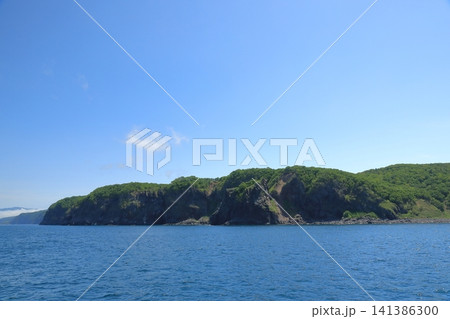 快晴の青空の下の知床半島の海岸線の風景 141386300