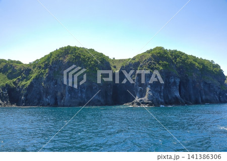 知床半島の断崖絶壁が続く海岸線の風景 知床半島の断崖絶壁が続く海岸線の風景 141386306