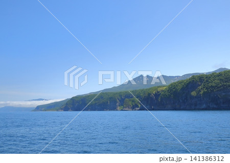 遠くに硫黄山を望む知床半島の海岸線の景色 遠くに硫黄山を望む知床半島の海岸線の景色 141386312