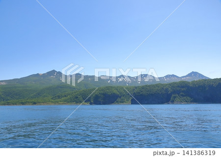 快晴の青空に映える知床連山の美しい風景 快晴の青空に映える知床連山の美しい風景 141386319