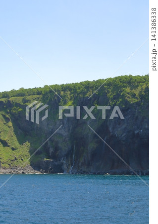 知床半島の断崖から染み出す湯の華の滝の景色 知床半島の断崖から染み出す湯の華の滝の景色 141386338