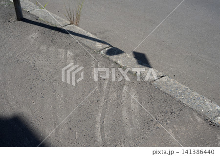 歩道についた跡 141386440
